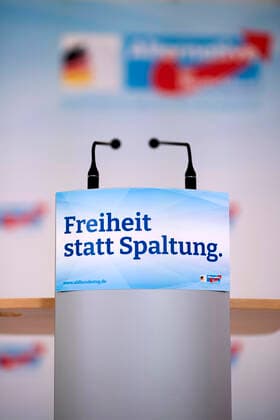 Deutsche Parteien: AfD, Symbolbilder AfD, Freiheit Statt Spaltung DEU, Deutschland, Germany, Berlin, 25.01.2022 Podest mit Motto AfD Freiheit Statt Spaltung waehrend der Pressekonferenz Vorstellung Kandidat Bundespraesident fuer die AfD Alternative fuer Deutschland vor der Fraktionssitzung in der Fraktionsebene Deutscher Bundestag in Berlin. en: Podium with motto AfD freedom instead of division of the right-wing Alternative for Germany, Alternative fuer Deutschland, AfD, during a press call of the AfD inside the Deutscher Bundestag in the Reichstag in Berlin, Germany. *** AfD, Freiheit Statt Spaltung DEU, Germany, Germany, Berlin, 25 01 2022 Podium with motto AfD Freiheit Statt Spaltung during the press conference presentation candidate Federal President for the AfD Alterna