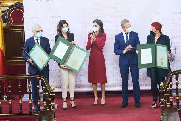 27-01-2022 Madrid Queen Letizia (C) next to Upper Chamber of Spanish Parliament spokesman Ander Gil (2-R) stand with awarded journalists Joaquin Anastasio Gonzalez (L), Loreto Gutierrez Prats (R) and Silvia Mascareno Diaz (2-L) during the 13th edition of the Luis Carandell Journalism Award held in Madrid, Spain Luis Carandell (1929-2002) was a Spanish journalist and writer. No Spain Â  Copyright: xPPEx