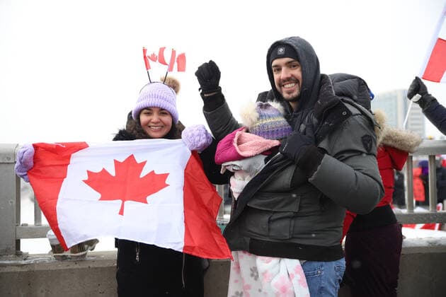 January 27, 2022, Toronto, ON, Canada: Protesters and supporters against a COVID-19 vaccine mandate for cross-border truckers cheer as a parade of trucks and vehicles pass outside of Toronto, Ontario, on Wednesday, Jan. 27, 2022. Toronto Canada - ZUMAs181 20220127_zea_s181_002 Copyright: xImagespacex