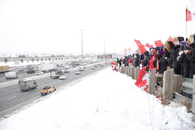 January 27, 2022, Toronto, ON, Canada: Protesters and supporters against a COVID-19 vaccine mandate for cross-border truckers cheer as a parade of trucks and vehicles pass outside of Toronto, Ontario, on Wednesday, Jan. 27, 2022. Toronto Canada - ZUMAs181 20220127_zea_s181_003 Copyright: xImagespacex