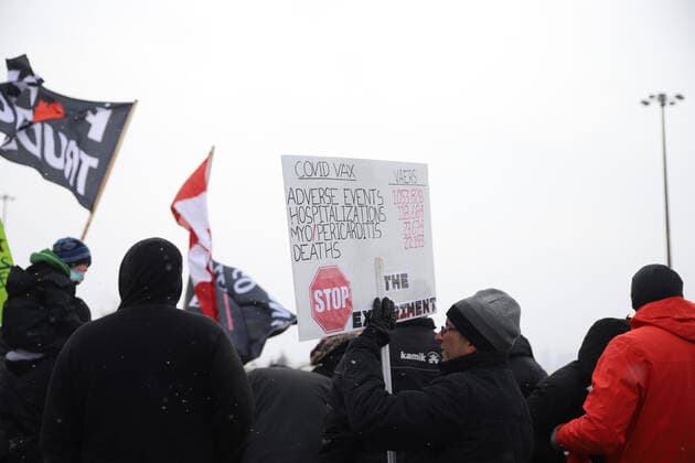 January 27, 2022, Toronto, ON, Canada: Protesters and supporters against a COVID-19 vaccine mandate for cross-border truckers cheer as a parade of trucks and vehicles pass outside of Toronto, Ontario, on Wednesday, Jan. 27, 2022. Toronto Canada - ZUMAs181 20220127_zea_s181_004 Copyright: xImagespacex