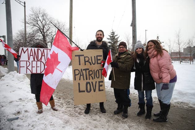 January 27, 2022, Toronto, ON, Canada: Protesters and supporters against a COVID-19 vaccine mandate for cross-border truckers cheer as a parade of trucks and vehicles pass outside of Toronto, Ontario, on Wednesday, Jan. 27, 2022. Toronto Canada - ZUMAs181 20220127_zea_s181_006 Copyright: xImagespacex