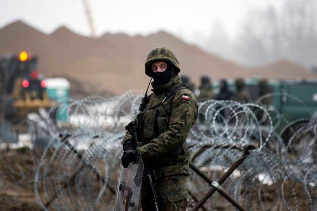 Bilder des Jahres 2022, News 01 Januar News Themen der Woche KW04 News Bilder des Tages January 27, 2022, Tolcze, Podlaskie, Poland: Armed border guards are seen guarding the border line with Belarus..Poland has started building a $394 million wall on its eastern border intended to block migrants pushed by Belarus, in what the European Union calls a hybrid attack, from crossing illegally into EU territory..The European Union has accused Belarus President Alexander Lukashenko of pushing migrants into the bloc to create instability, in retaliation against EU sanctions. To?cze Poland - ZUMAs197 20220127_zaa_s197_077 Copyright: xAttilaxHusejnowx