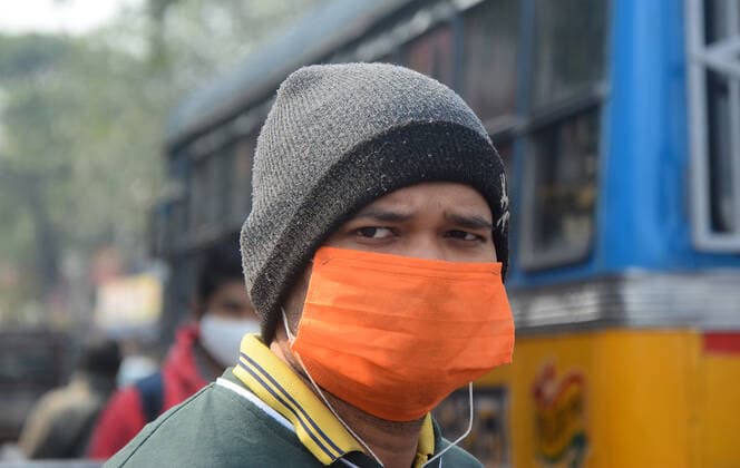 India: People wearing mask for protection against covid-19 A man wearing face mask to protect himself from covid-19. Everyday the number of (Covid-19) Omicron cases are increasing rapidly all over the world. Kolkata West Bengal India Copyright: RahulxSadhukhan