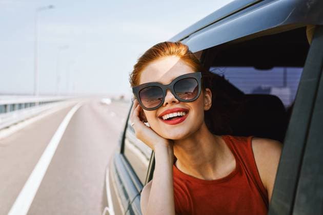 IMAGO Creative: Frühlingsferien und reisen pretty woman in sunglasses rides in a travel car pretty woman in sunglasses rides in a travel car. High quality photo Copyright: xx 41283094
