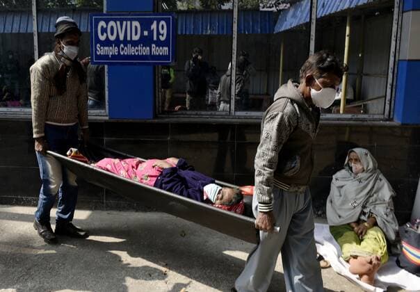 Coronavirus Emergency In India A family member carries a patient in a stretcher for a rapid antigen test amid coronavirus emergency in Kolkata, India, 28 January, 2022. Kolkata India  Copyright: xIndranilxAdityax originalFilename: aditya-notitle220128_npgHY.jpg
