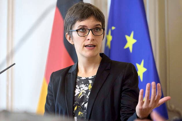 - Wien 28.01.2022- Corona-Krise - Heute am Vormittag empfing die österreichische Europaministerin die deutsche Staatsministerin für Europa zu einem Arbeitsbesuch im Bundeskanzleramt. PHOTO: (v.L:) die deutsche Staatsministerin für Europa Anna Lührmann, die österreichische Verfassungsministerin Karoline Edtstadler (ÖVP) während der Pressekonferenz . Vienna (AUSTRIA) Covid crisis - This morning the Austrian Minister for Europe received the German Minister of State for Europe on a working visit to the Federal Chancellery. Treffen Edtstadler - Lührmann 
