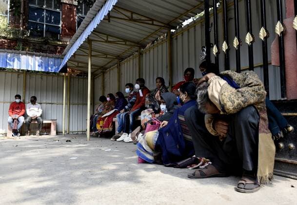 Coronavirus Emergency In India A man waits on a floor for a rapid antigen test amid coronavirus emergency in Kolkata, India, 28 January, 2022. Kolkata India  Copyright: xIndranilxAdityax originalFilename: aditya-notitle220128_npcCm.jpg
