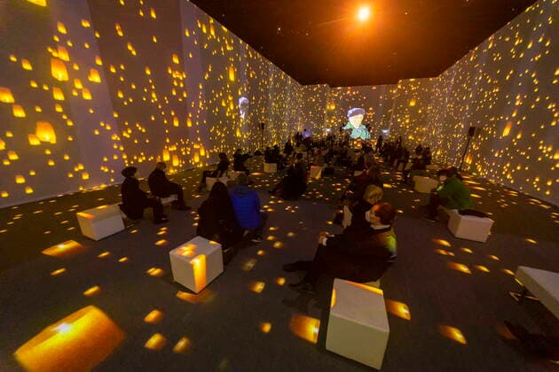 Bilder des Jahres 2022, Entertainment 01 Januar Entertainment Themen der Woche KW04 Entertainment Bilder des Tages Van Gogh Ausstellung Dresden Van Gogh The Immersive Experience, eine Multimediaausstellung in der Zeitenströmung Dresden eine Veranstaltung des Concertbüro Zahlmann GmbH mit Sitz in Berlin. Die Gemälde des Künstlers werden mit Hilfe von aufwendigen Lichtinstallationen und Projektionen mehrfach vergrößert und an den Wänden der Präsentationsräume zum Leben erweckt. Meisterhafte Kunst trifft auf modernste Technik eine Symbiose, die Van Goghs Genialität in ein neues Zeitalter tragen und unvergessen machen wird. Dieses interaktive Kunsterlebnis begeisterte weltweit bereits über eine Million Besucher! Nach Paris, Barcelona, Brüssel und Berlin ist die Immersive Experience ab dem 28.1.2022 erstmals zu Gast In Dre