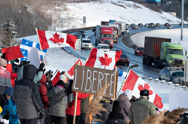 News Bilder des Tages January 28, 2022, LEVIS, PQ, Canada: Hundreds of people gather by TransCanada Highway 20 to show their support to truckers heading to Ottawa to protest against COVID-19 restrictions, Friday, Jan. 28, 2022 in Levis, Que. LEVIS Canada  - ZUMAc35_ 20220128_zaf_c35_026 Copyright: xJacquesxBoissinotx
