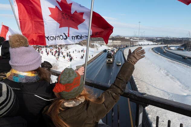 January 28, 2022, LEVIS, PQ, Canada: Hundreds of people gather on an overpass by TransCanada Highway 20 to show their support to truckers heading to Ottawa to protest against COVID-19 restrictions, Friday, Jan. 28, 2022 in Levis, Que. LEVIS Canada  - ZUMAc35_ 20220128_zaf_c35_027 Copyright: xJacquesxBoissinotx