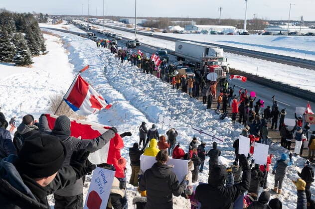 January 28, 2022, LEVIS, PQ, Canada: Hundreds of people gather by TransCanada Highway 20 to show their support to truckers heading to Ottawa to protest against COVID-19 restrictions, Friday, Jan. 28, 2022 in Levis, Que. LEVIS Canada  - ZUMAc35_ 20220128_zaf_c35_031 Copyright: xJacquesxBoissinotx