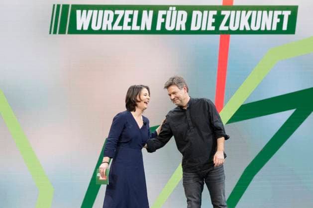 Bilder des Jahres 2022, News 01 Januar News Themen der Woche KW04 News Bilder des Tages Digitale Bundesdelegiertenkonferenz von BÜNDNIS 90 DIE GRÜNEN 2022 in Berlin - Die beiden scheidenden Parteivorsitzenden Annalena Baerbock und Robert Habeck halten eine gemeinsame Rede auf dem Parteitag;Digitale Bundesdelegiertenkonferenz von BÜNDNIS 90 DIE GRÜNEN 2022 in Berlin - Die beiden scheidenden Parteivorsitzenden Annalena Baerbock und Robert Habeck halten eine gemeinsame Rede auf dem Parteitag,