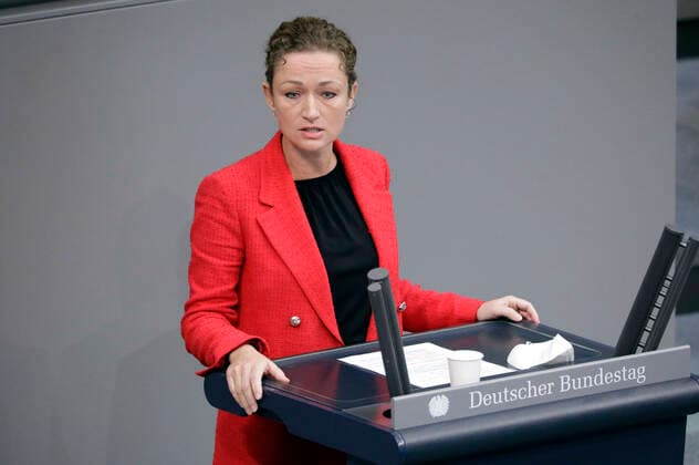 Zaklin Nastic in der 15. Sitzung des Deutschen Bundestages im Reichstagsgebäude. Berlin, 28.01.2022 Foto:xS.xGabschx xFuturexImage