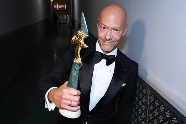 Bilder des Jahres 2022, Entertainment 01 Januar Entertainment Themen der Woche KW04 Entertainment Bilder des Tages MOSCOW, RUSSIA - JANUARY 28, 2022: Fyodor Bondarchuk accepts his Golden Eagle Award for the 2021 Bondarchuk Battle documentary during the 20th ceremony for the Golden Eagle National Film Awards held at Mosfilm pavilion No 1. Established by the Russian National Academy of Motion Pictures Arts and Sciences, this annual award marks outstanding filmmaking achievements in 2021, given by a vote of the academy s full and associate members. Vyacheslav Prokofyev TASS  TS120858