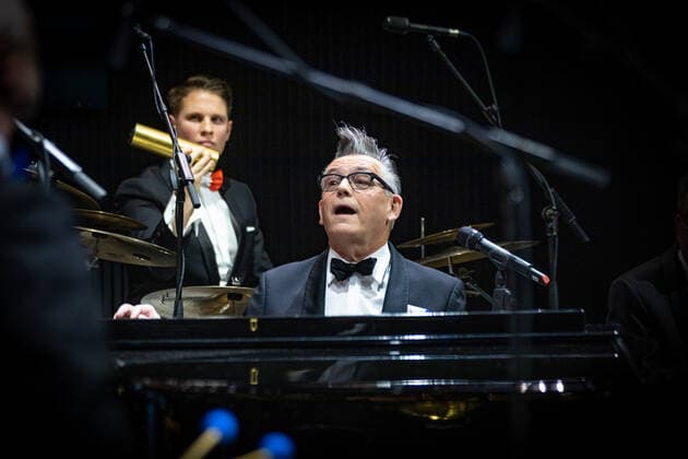 Neujahrskonzert 2022 DEU, Deutschland, Nordrhein-Westfalen, Münster, 28.01.2022: Theater Münster Sinfonieorchester Münster (Musikalische Leitung GMD Golo Berg) und die Götz Alsmann Band Neujahrskonzert aufgrund der pandemischen Lage findet das Neujhahrskonzert erst jetzt statt Götz Alsmann