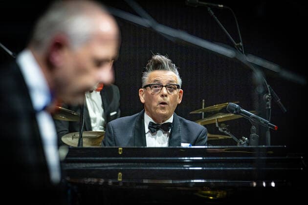 Neujahrskonzert 2022 DEU, Deutschland, Nordrhein-Westfalen, Münster, 28.01.2022: Theater Münster Sinfonieorchester Münster (Musikalische Leitung GMD Golo Berg) und die Götz Alsmann Band Neujahrskonzert aufgrund der pandemischen Lage findet das Neujhahrskonzert erst jetzt statt Götz Alsmann