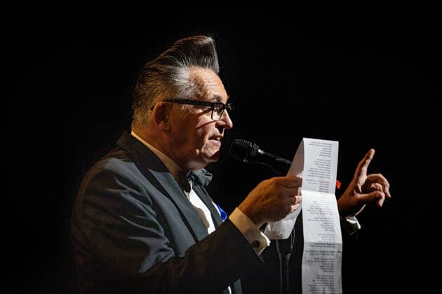 Neujahrskonzert 2022 DEU, Deutschland, Nordrhein-Westfalen, Münster, 28.01.2022: Theater Münster Sinfonieorchester Münster (Musikalische Leitung GMD Golo Berg) und die Götz Alsmann Band Neujahrskonzert aufgrund der pandemischen Lage findet das Neujhahrskonzert erst jetzt statt Götz Alsmann