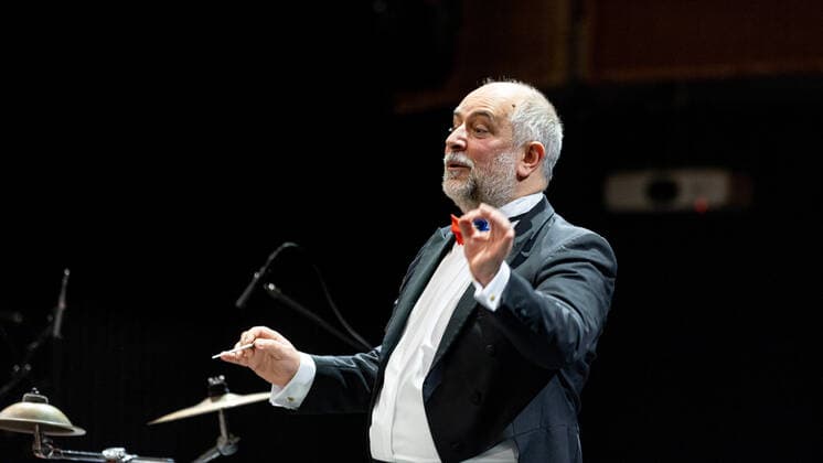Neujahrskonzert 2022 DEU, Deutschland, Nordrhein-Westfalen, Münster, 28.01.2022: Theater Münster Sinfonieorchester Münster (Musikalische Leitung GMD Golo Berg) und die Götz Alsmann Band Neujahrskonzert aufgrund der pandemischen Lage findet das Neujhahrskonzert erst jetzt statt GMD Golo Berg