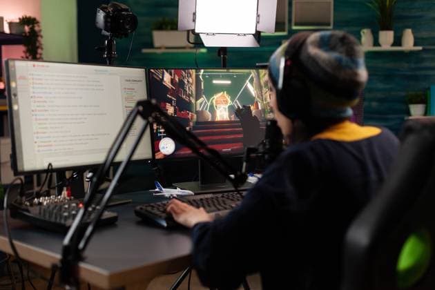 IMAGO Creative, Lifestyle, Gaming Player doing online live streaming with video games Player doing online live streaming with video games. Woman using gameplay on computer to stream and looking at monitor with chat. Person broadcasting and playing games with microphone. Copyright: xPhotographer:xDragosxCondreax 43266664