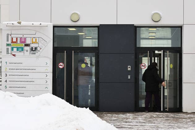 MOSCOW, RUSSIA - JANUARY 29, 2022: An entrance to the Novomoskovsky medical center for COVID-19 patients. Moscow registered 26,488 new cases of the novel coronavirus on January 29. Mikhail Tereshchenko TASS  TS120930