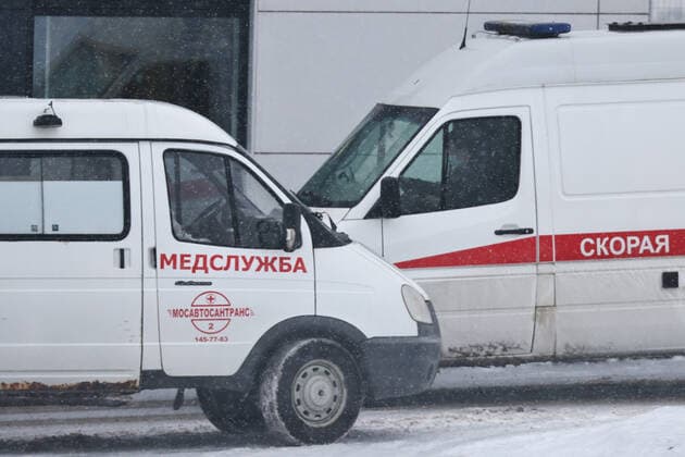 MOSCOW, RUSSIA - JANUARY 29, 2022: Ambulances stand outside the Novomoskovsky medical center for COVID-19 patients. Moscow registered 26,488 new cases of the novel coronavirus on January 29. Mikhail Tereshchenko TASS  TS120958