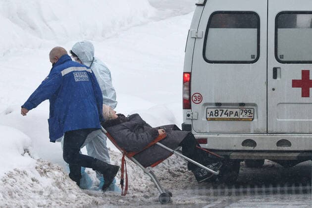 MOSCOW, RUSSIA - JANUARY 29, 2022: An ambulance brings a woman to the Novomoskovsky medical center for COVID-19 patients. Moscow registered 26,488 new cases of the novel coronavirus on January 29. Mikhail Tereshchenko TASS  TS120959