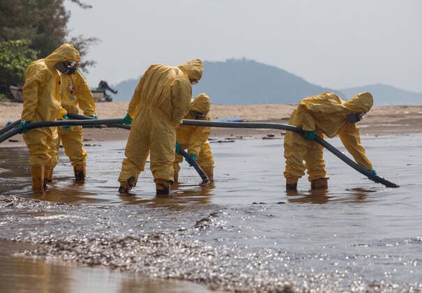 Bilder des Jahres 2022, News 01 Januar News Themen der Woche KW04 January 29, 2022, Rayong, Thailand: Navy soldiers wearing Personal Protective Equipment (PPE) suits seen cleaning a crude oil spill on a beach..Rayong provincial officials rushed to clean up crude oil stains on the beach. After an oil pipeline leak under the sea in Rayong province, Mae Ramphueng Beach Thailand. Rayong Thailand - ZUMAs197 20220129_zaa_s197_020 Copyright: xAdisornxChabsungnoenx