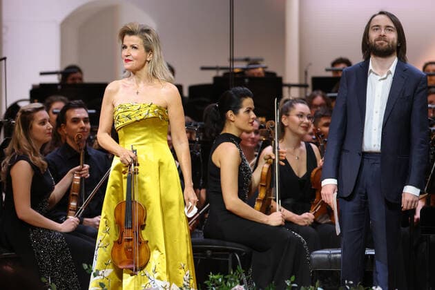 Entertainment Bilder des Tages MOSCOW, RUSSIA - JANUARY 29, 2022: German violinist Anne-Sophie Mutter and Russian pianist Daniil Trifonov (L-R front) are seen in Tchaikovsky Concert Hall during a gala concert celebrating 100 years since the opening of the Moscow Philharmonic Society. Artyom Geodakyan TASS  TS12098E