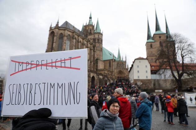 Erfurt large demonstration against compulsory vaccination 29 01 2022, Erfurt, Thuringia State Chancellery, large demonstration under the motto Together against compulsory vaccination among other things, the nursing staff demonstrates against the vaccination requirement for nursing staff decided for 15 03 2022 in the picture the opponents of