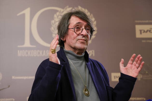 MOSCOW, RUSSIA - JANUARY 29, 2022: Conductor and violist Yuri Bashmet talks to the media before a gala concert at Tchaikovsky Concert Hall celebrating 100 years since the opening of the Moscow Philharmonic Society. Artyom Geodakyan TASS  TS1209CE