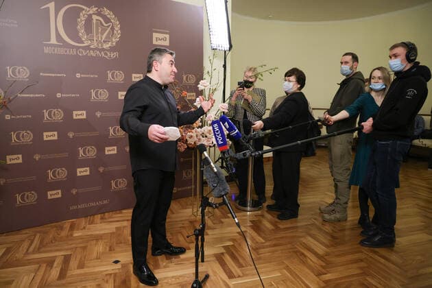 MOSCOW, RUSSIA - JANUARY 29, 2022: Israeli conductor and violinist Maxim Vengerov (L) talks to the media before a gala concert at Tchaikovsky Concert Hall celebrating 100 years since the opening of the Moscow Philharmonic Society. Artyom Geodakyan TASS  TS1209D4