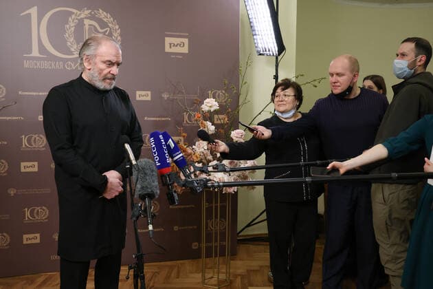 MOSCOW, RUSSIA - JANUARY 29, 2022: Mariinsky Theatre general and artistic director, conductor Valery Gergiev (L) talks to the media before a gala concert at Tchaikovsky Concert Hall celebrating 100 years since the opening of the Moscow Philharmonic Society. Artyom Geodakyan TASS  TS1209D8