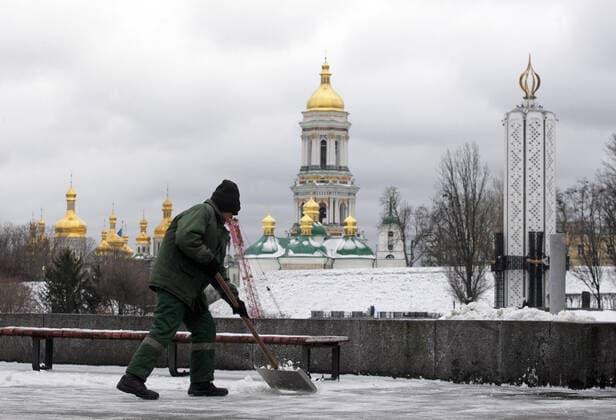 Daily Life In Ukraine Amid Russia Border Tensions A municipal worker removes snow on the street in Kyiv, Ukraine on 29 January 2022. Russia has deployed about 130,000 troops to the borders of Ukraine taking into account the naval and aviation component, the Ukrainian defense minister said. Kyiv Ukraine  Copyright: xSTRx originalFilename: sindeyev-notitle220129_nprbu.jpg