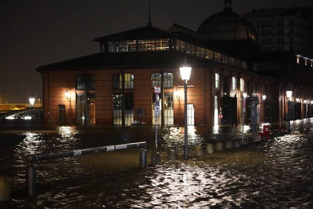 Bilder des Jahres 2022, News 01 Januar News Themen der Woche KW04 News Bilder des Tages Sturmtief Nadia tobt über Hamburg: Abgesoffene Fahrzeuge und Überfluteter Fischmarkt Sturmtief Nadia zog wie erwartet am Abend über weite Teile Norddeutschlands. Besonders betroffen waren wieder einmal Fahrzeuge am Elbufer die von der Sturmfut erwischt wurden. Mit mühe mussten Zahlreiche Einsatzkräfte der Feuerwehr die Fahrzeuge wieder aus dem Wasser ziehen. Norddeutschland, Hamburg, Sturmflut, Unwetter. Extremwetter, Hochwasser, Sturm, Orkan, Sturmtief, Wetterbild, Winter, Januar, Sturmtief Nadja, Hamburg Hamburg Deutschland Copyright: xMartinxDziadekx