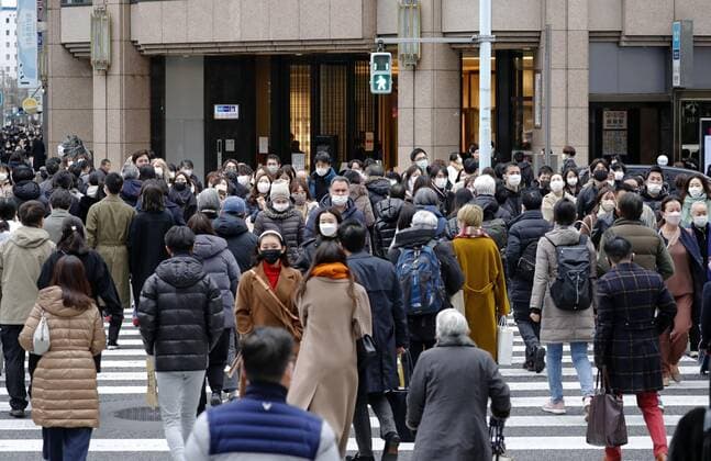 COVID-19 remains rampant in Japan People wearing face masks walk in Tokyo s Ginza area on Jan. 30, 2022, amid the unabated spread of COVID-19.  A14AA0001215528P