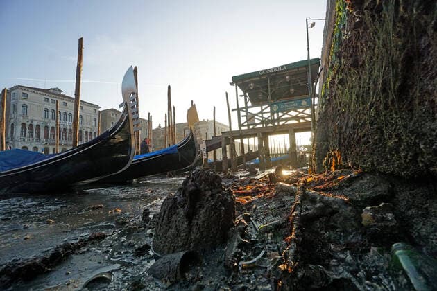 Bilder des Jahres 2022, News 01 Januar News Themen der Woche KW04 Italien, Niedrigwasser in Venedig Gondolas lying on the muddy bottom of the Grand Canal, near the Rialto bridge, due to the exceptional low tide that reached -55 cm on the middle sea, 29 January 2022.