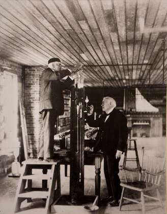 Altes schwarz-weiß Foto, Thomas Edison and Jehr Nachstellung der Evakuierung einer experimentellen Glühbirne, 1929, Fort Myers, Florida, USA, Nordamerika Copyright: imageBROKER RaimundxFranken iblrfn07211723.jpg