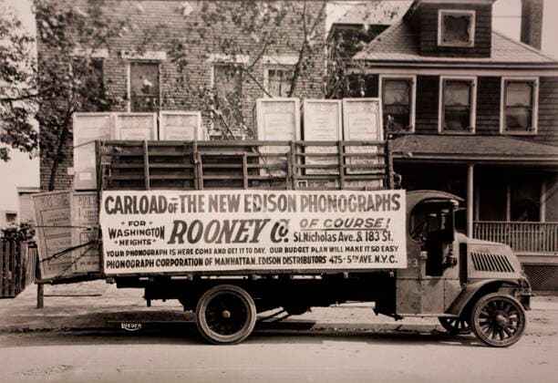 Altes schwarz-weiß Foto, Manufacture of phonographs and records was one of Thomas Edison most profitable ventures, 1920, Fort Myers, Florida, USA, Nordamerika Copyright: imageBROKER RaimundxFranken iblrfn07211727.jpg