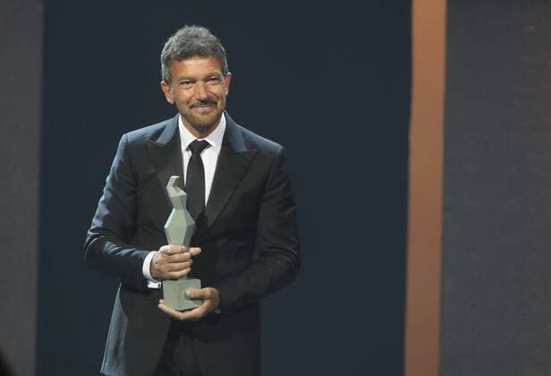 Bilder des Jahres 2022, Entertainment 01 Januar Entertainment Themen der Woche KW04 January 30, 2022 (malaga)The Malaga-born actor Antonio Banderas has received the Carmen de Honor Award in the first edition of these awards of the Andalusian Film Academy, the gala held at the Cervantes Theatre in Malaga. Cordon Press *** January 30, 2022 malaga The Malaga born actor Antonio Banderas has received the Carmen de Honor Award in the first edition of these awards of the Andalusian Film Academy, the gala held at the Cervantes Theatre in Malaga Cordon Press  lorenzocarnero Cordonpress