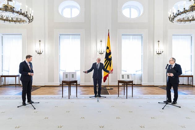 Bilder des Jahres 2022, News 01 Januar News Themen der Woche News Bilder des Tages (L-R) Christian Lindner (FDP), Bundesminister der Finanzen, Bundespraesident Frank-Walter Steinmeier und Pfarrer Ulrich Lilie, Praesident der Bundesarbeitsgemeinschaft der Freien Wohlfahrtspflege und Praesident der Diakonie Deutschland, aufgenommen im Rahmen der Vorstellung der Wohlfahrtsmarke im Schloss Bellevue in Berlin, 31.01.2022. Berlin Germany *** L R Christian Lindner FDP , Federal Minister of Finance, German President Frank Walter Steinmeier and Pastor Ulrich Lilie, President of the Federal Association of Voluntary Welfare Workers and President of Diakonie Germany, photographed during the presentation of the welfare stamp at Bellevue Palace in Berlin, 31 01 2022 Berlin Germany Copyright: xFlorianxGaertnerx
