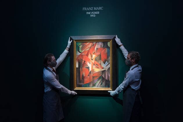 Bilder des Jahres 2022, Entertainment 01 Januar Entertainment Themen der Woche KW05 News Bilder des Tages Entertainment Bilder des Tages Christie s Classic Week In London LONDON, UNITED KINGDOM - JANUARY 31, 2022: Staff members hold The Foxes (1913) by Franz Marc, estimate on request (in the region of Â£35,000,000), during a photo call to present the centrepiece of the 20th 21st Century: London Evening Sale taking place on 1st March at Christie s auction house on January 31, 2022 in London, England. London Greater London United Kingdom  Copyright: xWIktorxSzymanowiczx originalFilename: szymanowicz-christie220131_nppTH.jpg