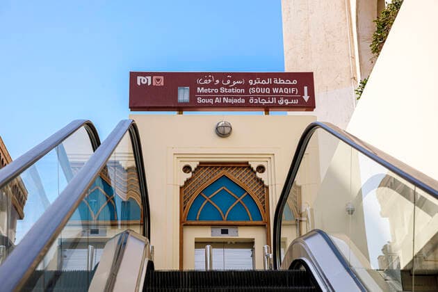 Fotoreportage Doha Katar September 2021 Ausgang der Metrostation Souk Waqif mit Blick von der Rolltreppe nach oben auf ein orientalisches Portal. *** Photo reportage Doha Qatar September 2021 Souk Waqif metro station exit looking up from escalator to oriental portal