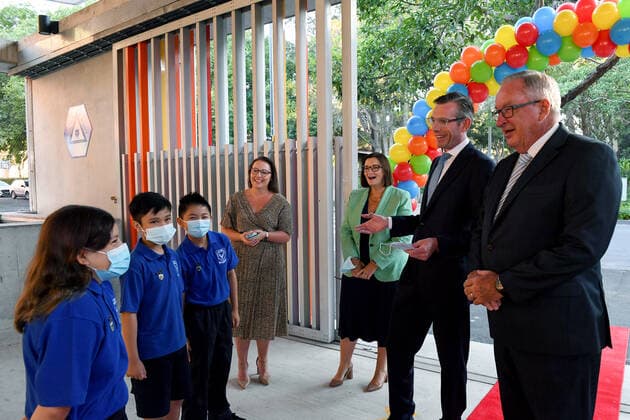 DOMINIC PERROTTET COVID19 PRESSER, NSW Minister for Education Sarah Mitchell (third right), NSW Premier Dominic Perrottet (second right), and NSW Minister for Health Brad Hazzard (far right) welcome students to their first day back at school at Ultimo Public School in Sydney, Tuesday, February 1, 2022. ( NO ARCHIVING, EDITORIAL USE ONLY, NO USE IN BOOKS WITHOUT CONSENT SYDNEY NSW AUSTRALIA  Copyright: xBIANCAxDExMARCHIx 20220201001618903641