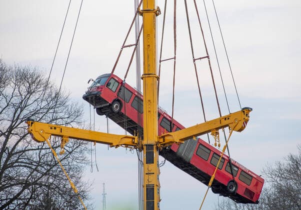 Bilder des Jahres 2022, News 01 Januar News Themen der Woche News Bilder des Tages A crane slowly removes the 60 foot long articulated Port Authority bus from the site of the Fern Hollow Bridge collapse on Monday, January 31, 2022 in Frick Park in Pittsburgh. The bridge collapsed on Friday morning with injuries, but no lost of life.  PIT2022013103 ARCHIExCARPENTER