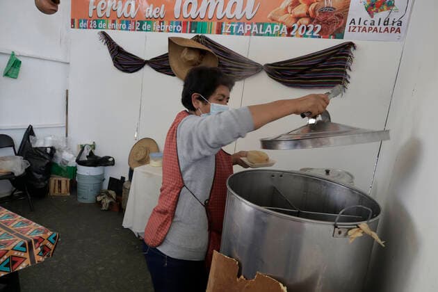 Tamale Fair On The Occasion Of The Candlemas Day In Mexico City A woman offers tamales for sale during the Tamale Fair in the Iztapalapa municipality in Mexico City, on the occasion of Candlemas Day, which celebrates the period that ends the cycle of Christmas festivities within the Catholic Church. The tamale, of pre-Hispanic origin, was used as an important part of the offerings to the gods of the Aztec pantheon. It is worth mentioning that the 2nd of February corresponded to the beginning of the first day of the first month of the Mexica calendar called Atlcahualo or Quauitleoa. Mexico City Mexico City Mexico  Copyright: xGerardoxVieyrax originalFilename: vieyra-notitle220131_npC3d.jpg