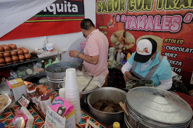 Tamale Fair On The Occasion Of The Candlemas Day In Mexico City A group of people offer tamales for sale during the Tamale Fair in the Iztapalapa municipality in Mexico City, on the occasion of Candlemas Day, which celebrates the period that ends the cycle of Christmas festivities within the Catholic Church. The tamale, of pre-Hispanic origin, was used as an important part of the offerings to the gods of the Aztec pantheon. It is worth mentioning that the 2nd of February corresponded to the beginning of the first day of the first month of the Mexica calendar called Atlcahualo or Quauitleoa. Mexico City Mexico City Mexico  Copyright: xGerardoxVieyrax originalFilename: vieyra-notitle220131_npXhh.jpg