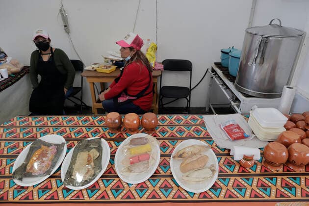 Tamale Fair On The Occasion Of The Candlemas Day In Mexico City Women offer tamales for sale during the Tamale Fair in the Iztapalapa municipality in Mexico City, on the occasion of Candlemas Day, which celebrates the period that ends the cycle of Christmas festivities within the Catholic Church. The tamale, of pre-Hispanic origin, was used as an important part of the offerings to the gods of the Aztec pantheon. It is worth mentioning that the 2nd of February corresponded to the beginning of the first day of the first month of the Mexica calendar called Atlcahualo or Quauitleoa. Mexico City Mexico City Mexico  Copyright: xGerardoxVieyrax originalFilename: vieyra-notitle220131_npfef.jpg
