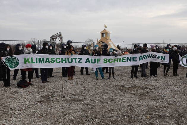 Bilder des Jahres 2022, News 02 Februar News Themen der Woche News Bilder des Tages Räumung des Protestcamp Lobautunnel Stadtstraße Wien, Hausfeld, 01. 02. 2022 Polizei räumt das Stadtstraße - Lobau Tunnel Prostestcamp am Dienstag mit massiven Polizei Aufgebot
