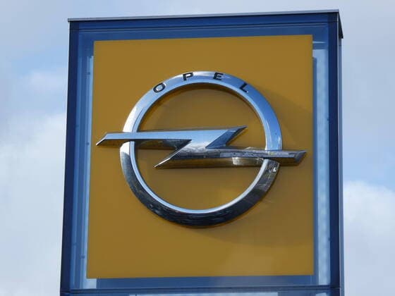 Logo, Schriftzug des Automobilhersteller OPEL , gehört zum PSA Stellantis Konzern